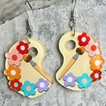 Künstlerische Lehrer-Ohrringe mit Acryl-Malerpalette, Pinseln und bunten Blumenmotiven - Kunstpalette