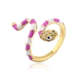 Dettaglio anello a serpente in smalto rosa e bianco con zirconi e testa a occhio greco - Aperto Regolabile / Oro con strisce rosa e bianche (12083)