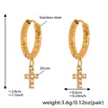Dettaglio di orecchini a croce in acciaio placcato oro 18k con zirconi e texture martellata - Stile Martellato a Nido d'Ape (Q035) / Oro