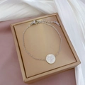Dettaglio di bracciale a catena argento con ciondolo a cuore in zircone su seta morbida - Argento