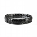 Vue détaillée des perles d'hématite noire polie en forme de flèche sur le bracelet homme - Vague