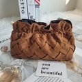 Elegante borsa a mano marrone in velluto a coste con chiusura a perla e sfondo bianco - Motivo Intrecciato Marrone