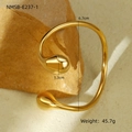 Détail du bracelet doré en acier inoxydable montrant 6,7cm de diamètre et 45,7g - Bracelet Irrégulier Double Goutte d'Eau(NMSB-E237-1)