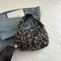 Bolso de mano de felpa con estampado de leopardo gris y marrón sobre fondo de mezclilla - Negro
