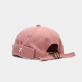 Gros plan du bonnet docker rose avec broderie avion blanche et boucle en métal bronze - Réglable / Rose Poudré