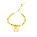 Détail du bracelet en perles dorées avec pendentif en émail rose et fermoir coulissant - Lettre O