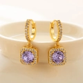 Elegante goldene Ohrringe mit lila Zirkon-Stein und funkelndem Mikro-Pavé-Kristallrand - Lila-Gold