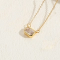 Elegante goldene Halskette mit rechteckigem Zirkonia-Anhänger an einer feinen Ankerkette - Rechteck