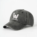 Detalle de cerca del bordado blanco de la letra W en gorra de béisbol vaquera gris oscuro - Talla única / Negro