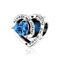 Makroaufnahme von Herzanhänger mit blauem Zirkon und Always my mother Gravur - Himmelblauer Zirkonia