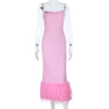 Detalle del vestido midi rosa ajustado con un elegante ribete de plumas en el bajo - XS / Rosa