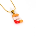 Collana dorata con ciondolo a lettera E e finitura in smalto colorato arancione e rosso - Stile Lettera E