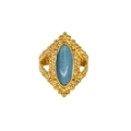 Nahaufnahme eines goldenen Vintage-Rings mit blauem ovalen Edelstein und Perlenrand - Einheitsgröße / Gold-Hellblau