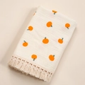 Detailaufnahme einer Baby-Baumwolldecke mit Orangendruck und Fransenbesatz - Orangen-Frucht-Druck