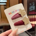 Zwei lila Cord-Haarclips in Tropfenform mit goldenen Glitzersternen auf Karton - Lila Paar