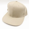 Beige snapback hat with a flat brim and six-panel cotton twill construction for adults - One Size / Off White