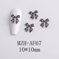 Detalle de dijes para uñas con lazo gris oscuro y textura vintage sobre uñas blancas - Lazo Texturizado Estéreo (AF67) / Color gunmetal