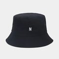 Dettaglio del ricamo N bianco e occhielli in metallo su un cappello a secchiello nero - Nero
