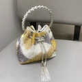 Dettaglio degli strass multicolore e del manico con gemme di questa borsa da sera a secchiello - Patchwork Oro Argento Viola