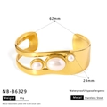Gros plan d'un bracelet doré en acier inoxydable poli avec des perles et design vague - Style Vague de Perles Dorées (NB-B6329)