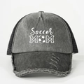 Dettaglio del tessuto grigio usurato e stampa Soccer MOM sul cappello trucker mesh - Nero