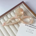 Pinza per capelli in acetato marmorizzato rosa con design ad anello ritorto su vassoio - Rosa