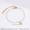 Bracciale croce in acciaio dorato con perle bianche e chiusura a moschettone regolabile - Stile Croce di Perle