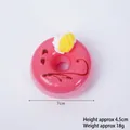 Modello di ciambella rosa realistica in PU con crema, mango e glassa al cioccolato, 7 cm - Rosso-Ananas