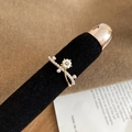 Détail d'une bague fleur plaquée or 14k avec nacre et perles sur support d'exposition - Bague Réglable Ouverte avec Fleur Blanche et Perle (WR559)