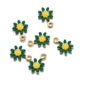Pendentif marguerite doré avec pétales verts et centre jaune pour création de bijoux - 7*10mm / Vert