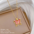 Detailopname van roze vlinderketting met gouden ketting en productspecificaties - Roze Vlinder (H242)