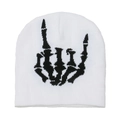 Detail van witte gebreide muts met zwart jacquardpatroon van een skelet handgebaar - Wit
