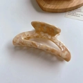 Détail d'une grande pince à cheveux en acétate avec motif ambre beige en demi-lune - Grand 10.5cm / Beige