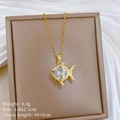 Dettaglio del ciondolo a forma di pesce dorato con cristalli e dimensioni del prodotto - Stile a Forma di Pesce d'Oro(D207)
