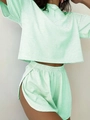 Detail des grün-weiß gestreiften Strick-Homewear-Sets mit Seitenschlitz-Shorts - S / Hellgrün