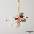 Décoration de chaussette de Noël en feutre blanc avec baies, aiguilles de pin et cloches - Chaussette de Noël Blanche Ornement
