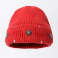 Dicke warme rote Strickmütze mit Sonnenblumen-Strasssteinen und silbernen Metallnieten-Deko - Einheitsgröße / Rot (Schneeflocke)