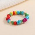 Dettaglio anello elastico con perline in resina colorata e finiture opache miste - Foglia d'Oro Multicolore