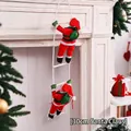 Dettaglio di due Babbi Natale da 30 cm su scala di corda con sfondo di un caminetto - 30cm Scala 2 Persone