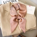 Elegante foulard in seta a pois annodato su un blazer beige per un look da ufficio chic - 70x70cm / Rosa