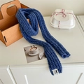 Bufanda de lana de punto azul liso de estilo minimalista colgada en un mueble blanco - Azul Real