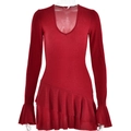Dettagli dell'abito rosso con paillettes, scollo a V profondo e balze sull'orlo - S / Rosso