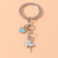Détail du pendentif danseuse de ballet en émail bleu et couronne dorée sur porte-clés - Bleu