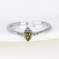 Makroaufnahme von 18K Silberring mit gelbem Zirkon im Marquise-Schliff und Kordelband - Gelbgrüner Marquise-Edelstein Weißgold-Stil (Stil 1 Weißgold)