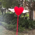 Corazón de ganchillo hecho a mano con alas blancas en tallo para regalo romántico - Corazón Rojo con Alas / Longitud aprox 40 cm