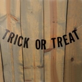 Glitzernde schwarze Trick or Treat Girlande an einer rustikalen Holzwand für Halloween - SÜSSES ODER SAURES / Schwarzer Glitzer