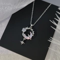 Collana con stelle e luna in argento, opale rosa e zircone trasparente su sfondo nero - Collana Stella Luna - Argento