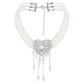 Collana di perle a tre strati con pendente a cuore in strass e nappa di perle fini - Bianco