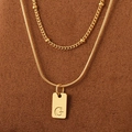 Zweilagige goldene Titan-Halskette mit quadratischem G-Anhänger und Schlangenkette - Gold Buchstabe G (KN293964-Z)