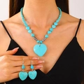 Boho-Schmuckset mit Türkisherz-Halskette und Ohrhängern, an Model präsentiert - Herzhalskette Ohrringe Set (09 Ohrringe + Halskette)